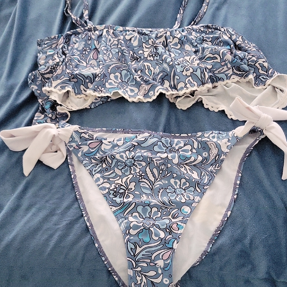 Blue and White Bikini Set, Removable Straps And Pads, Wear On Or Off Shoulder.